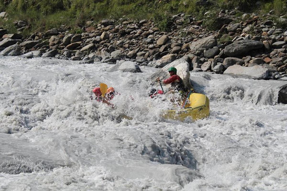 due persone su una zattera in un fiume