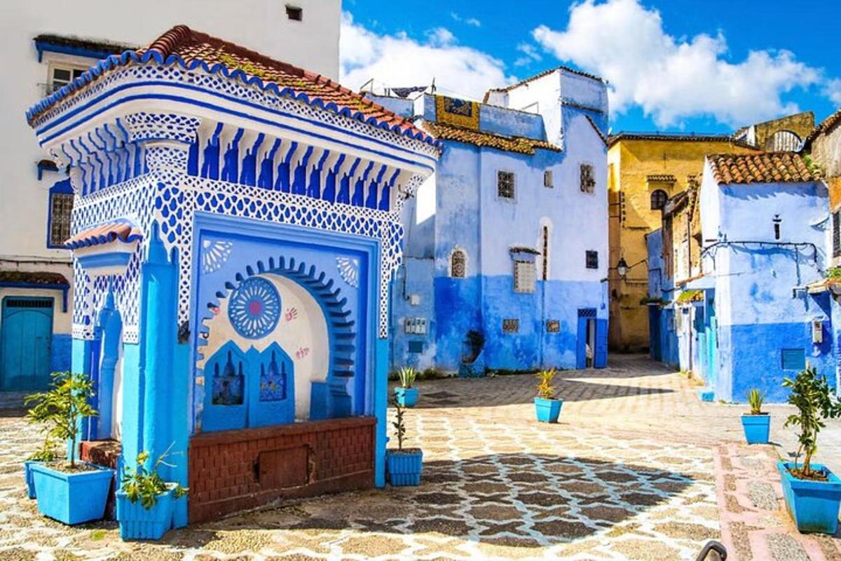 Un edificio azul y blanco con una puerta.