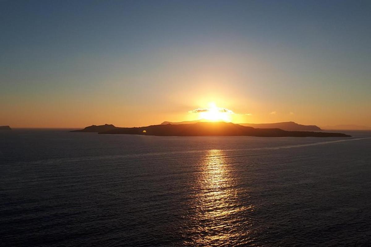 ένα ηλιοβασίλεμα πάνω από ένα νησί στον ωκεανό