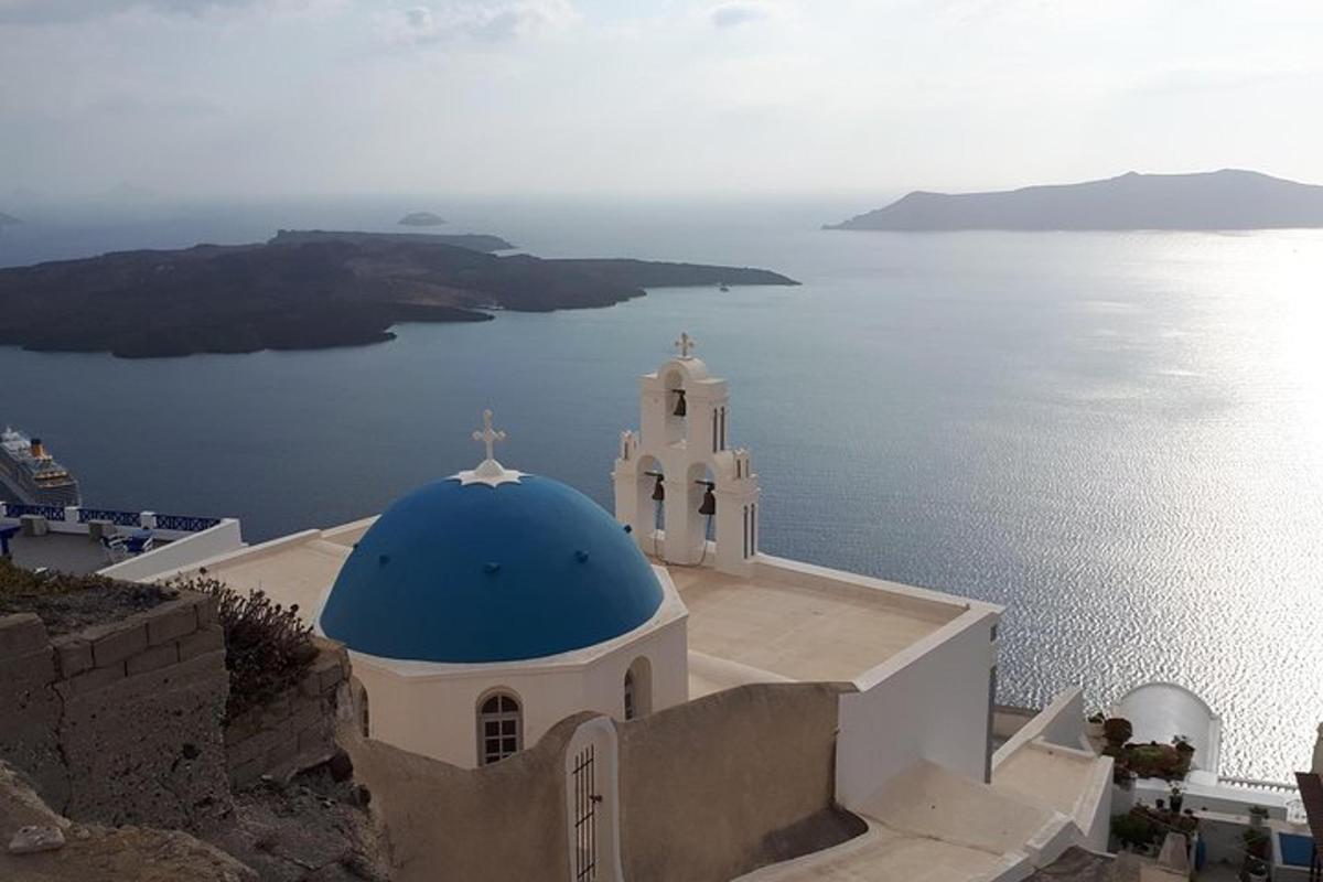 μια εκκλησία με μπλε τρούλο πάνω στο νερό