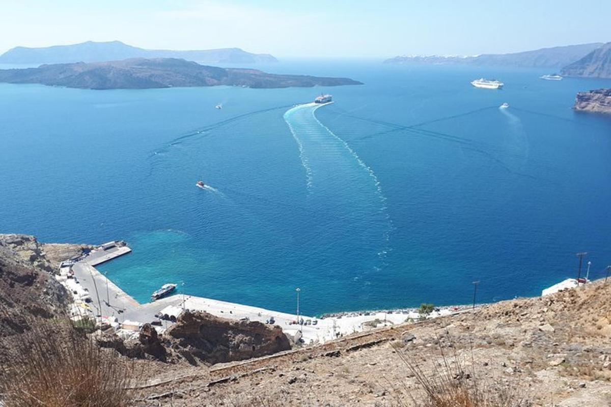μια θέα ενός μεγάλου υδάτινου σώματος με βάρκες