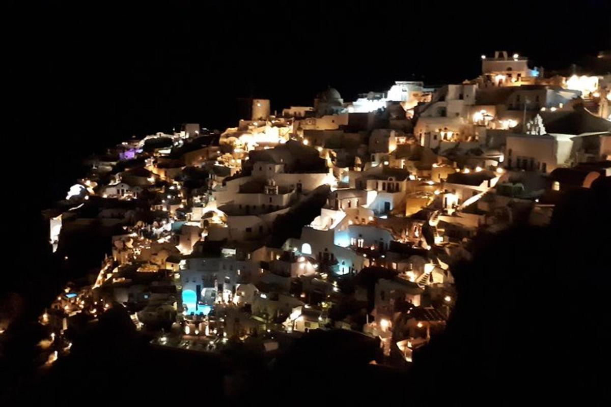 Una vista de una ciudad de noche con luces.