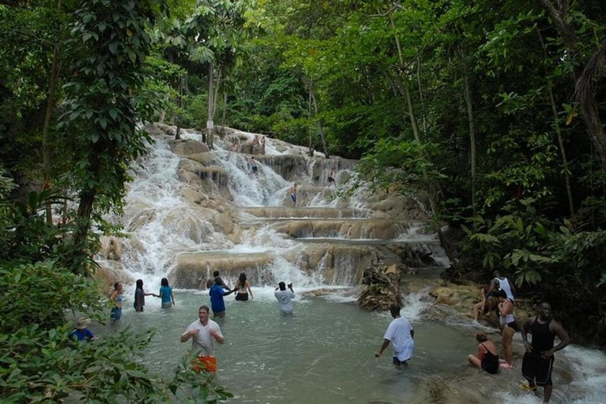 sekumpulan orang di dalam air di air terjun