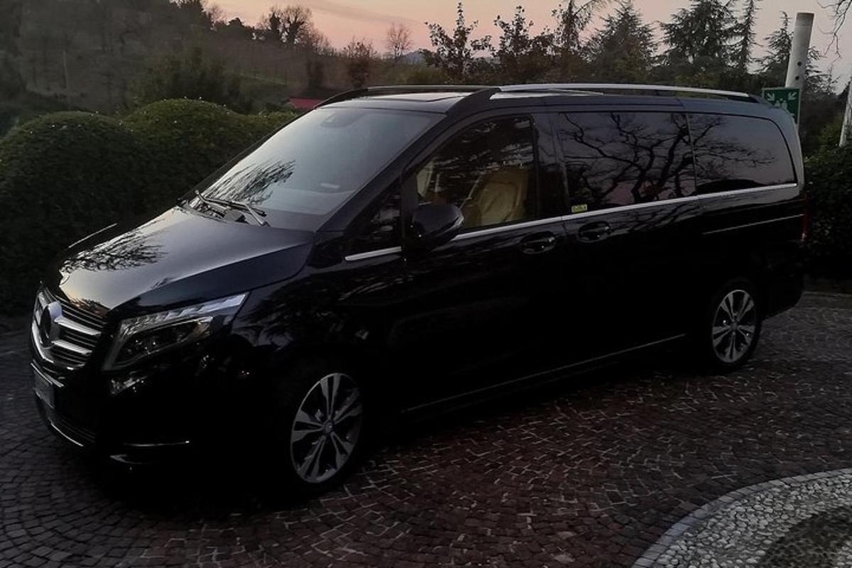 un cotxe negre aparcat en un camí de maons