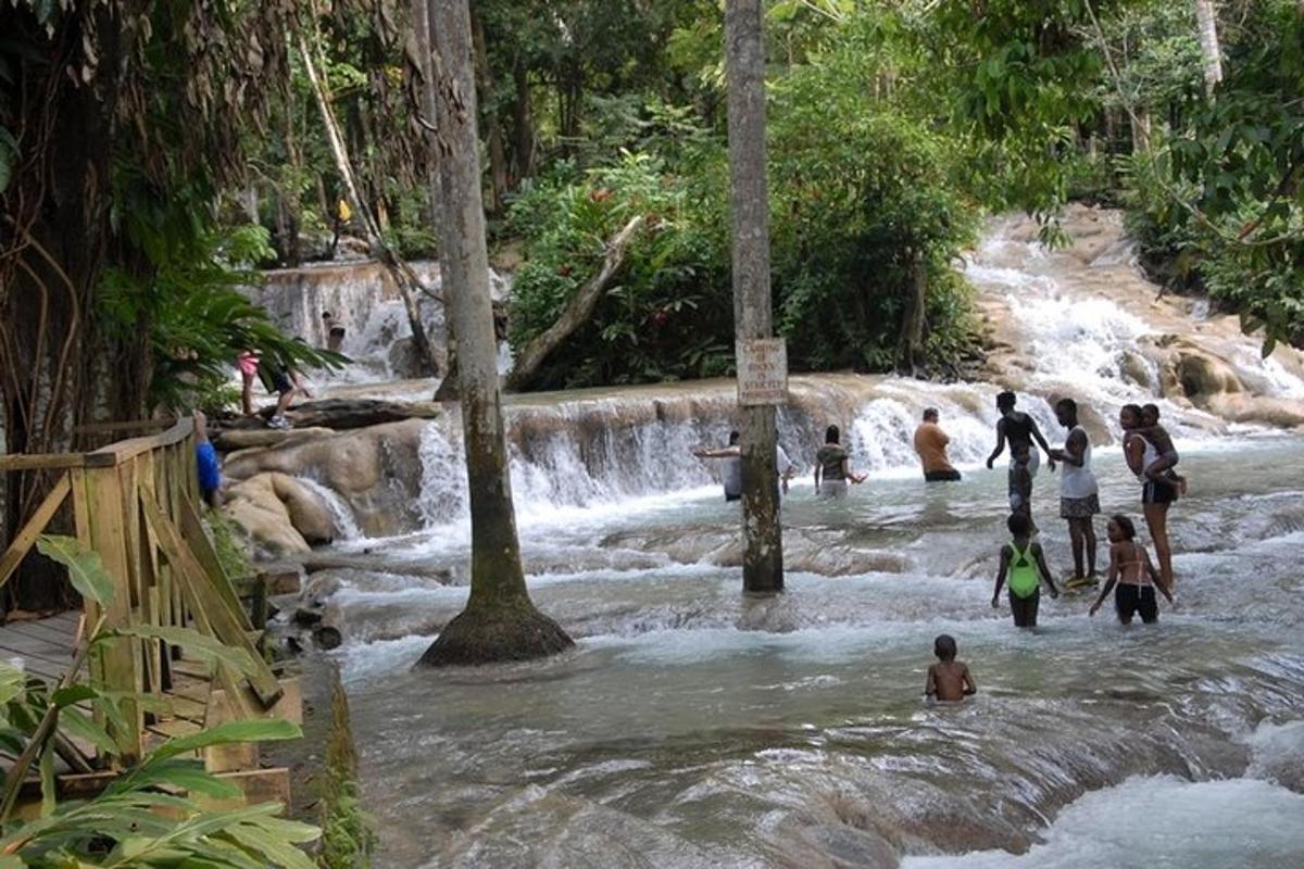 un grup de persones a l'aigua d'un riu