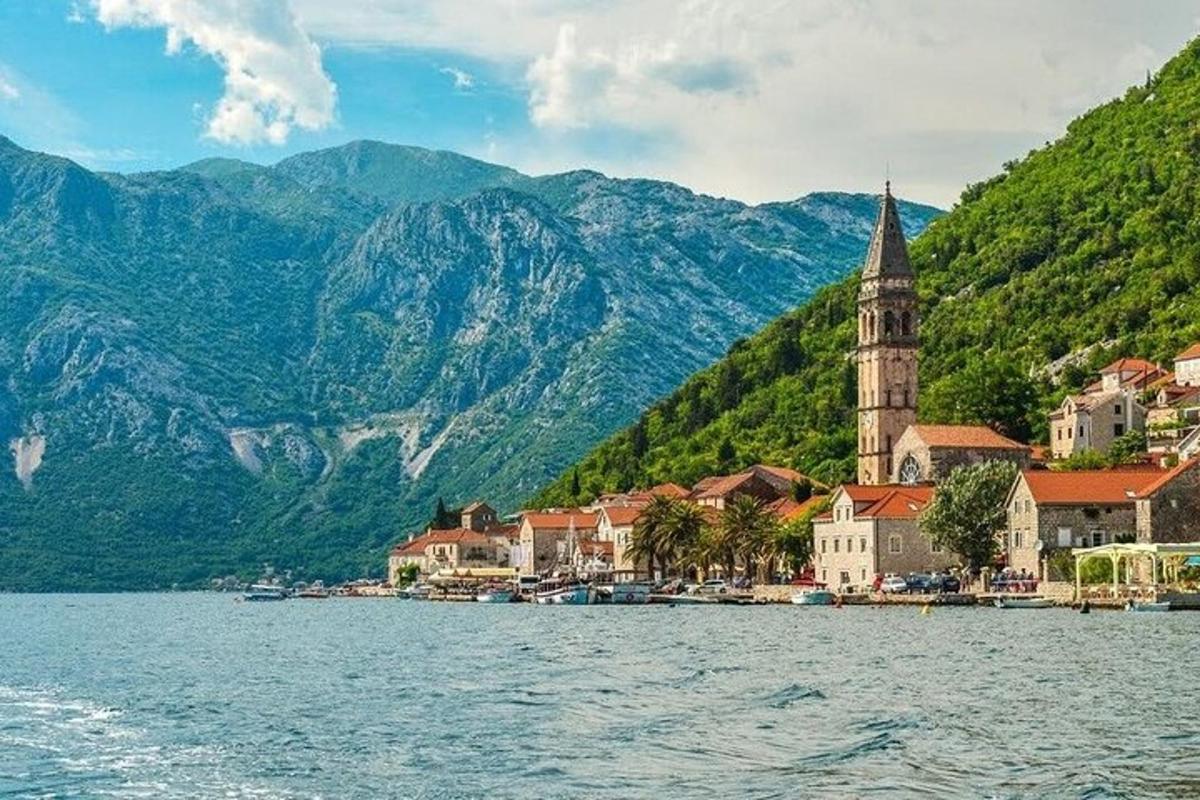 mesto na vodi s cerkvijo in gorami