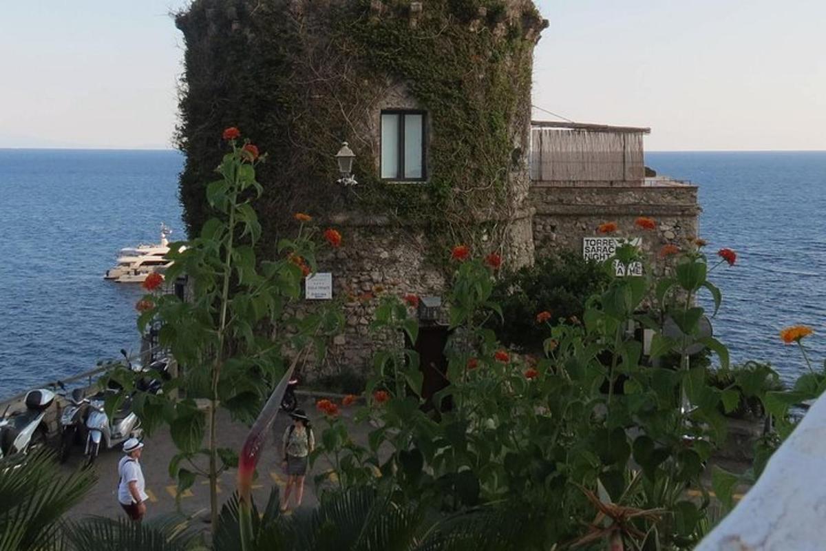 un edifici antic amb flors davant de l'aigua