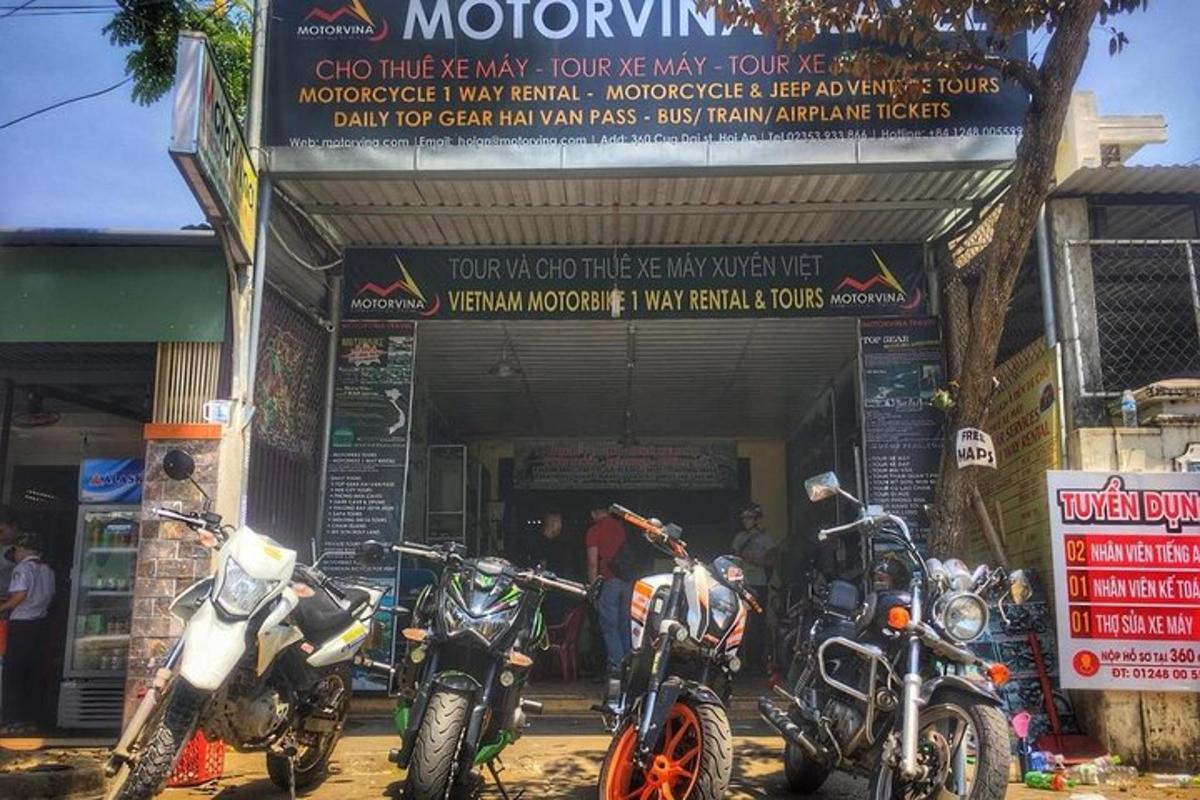 grupa motocykli zaparkowanych przed sklepem