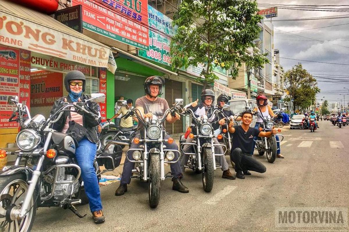 grupa ludzi jadących motocyklami ulicą