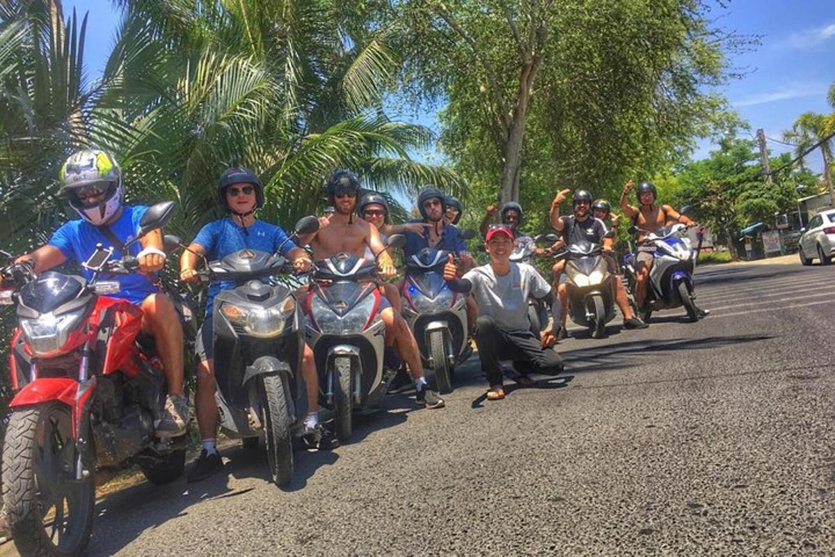 grupa ludzi jadących motocyklami ulicą