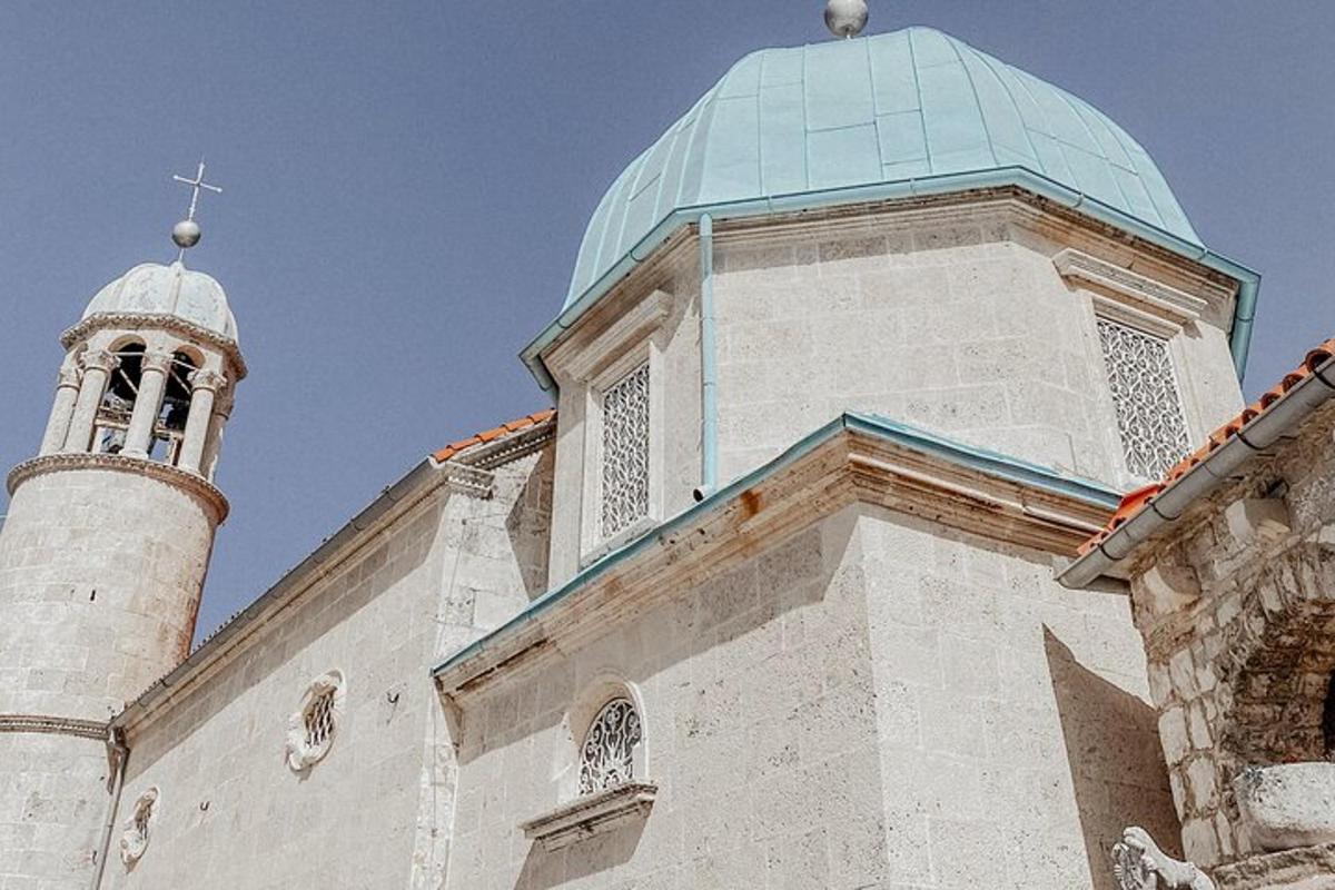 cerkev s stolpom in križem na vrhu