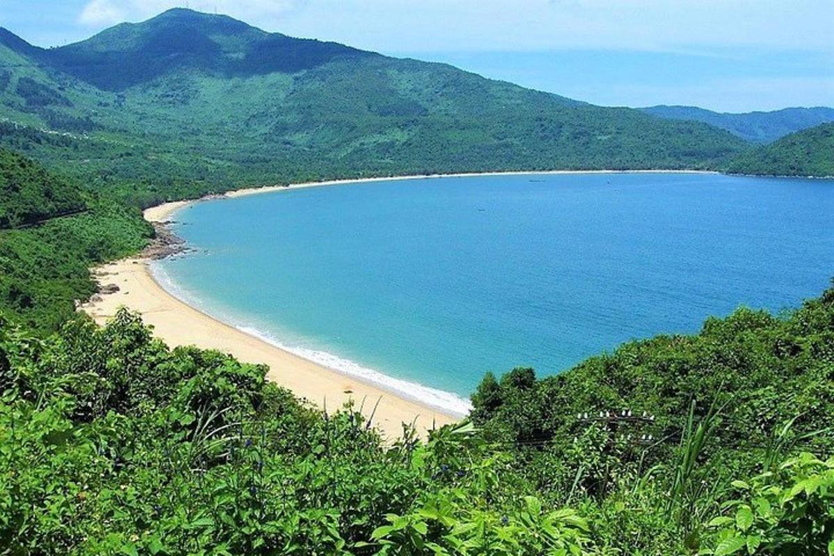 pantai di tengah-tengah badan air yang besar