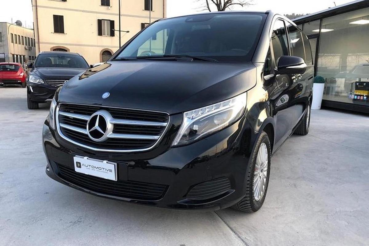 černé auto zaparkované na parkovišti