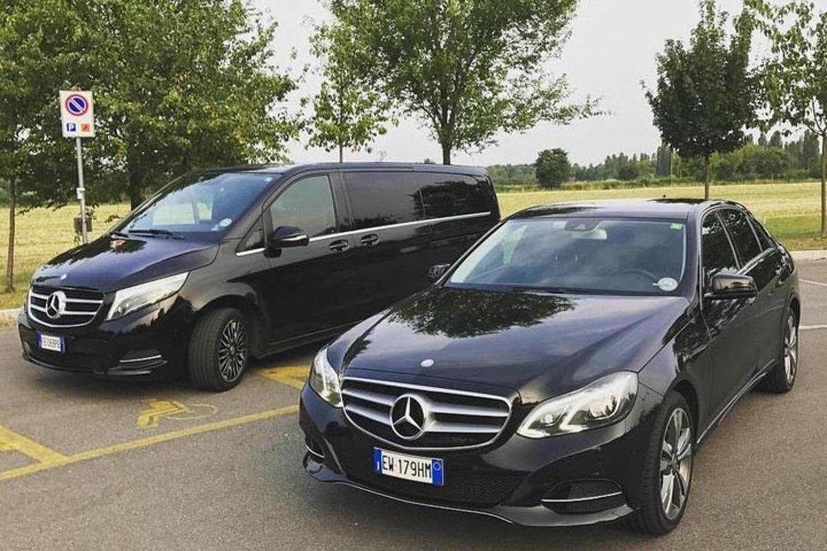 két autó parkolt egymás mellett egy parkolóban