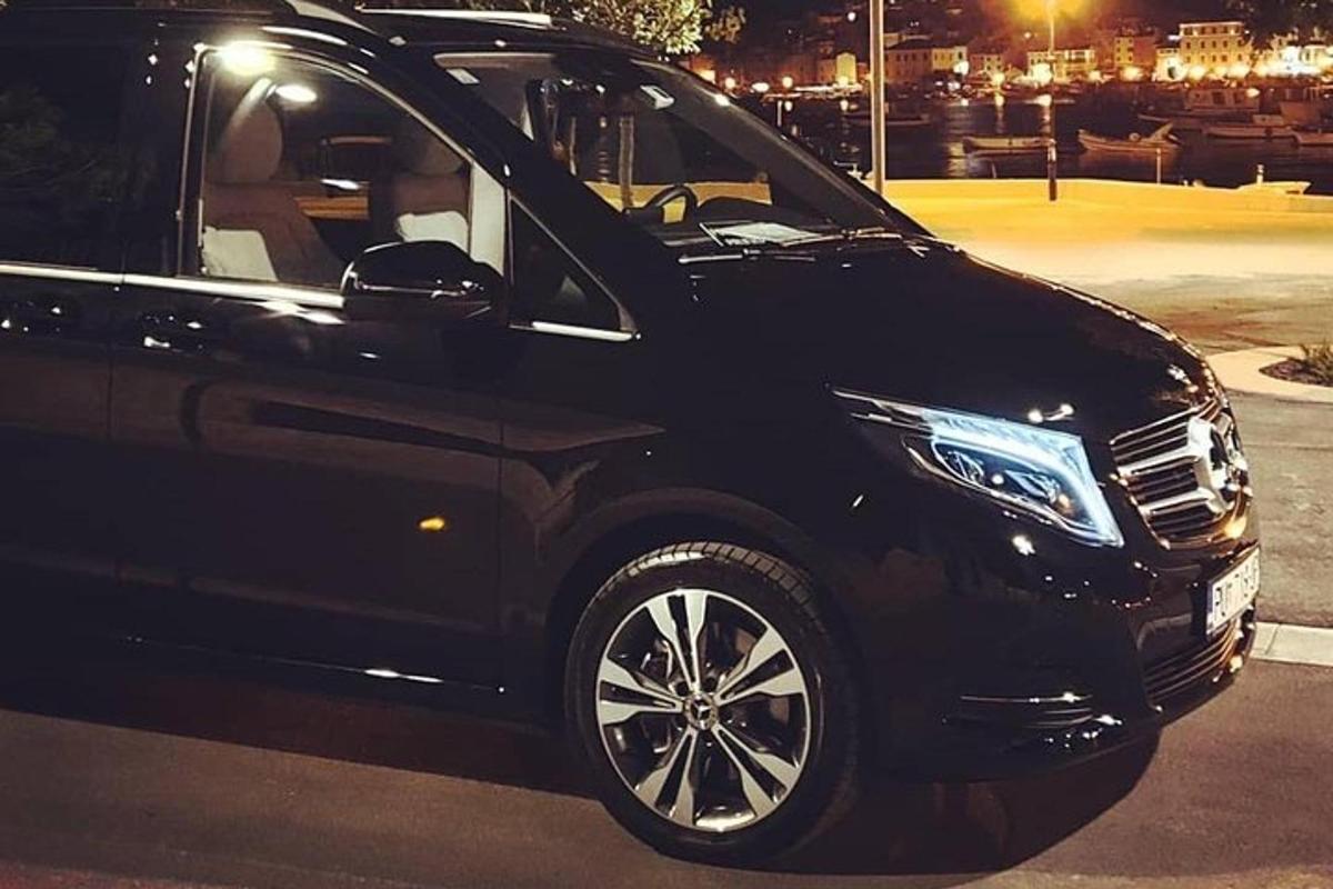 egy fekete autó parkolt egy parkolóban éjszaka