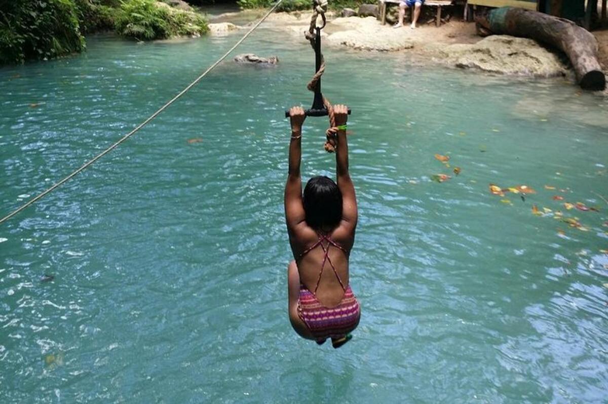 una persona in acqua su una corda in un fiume