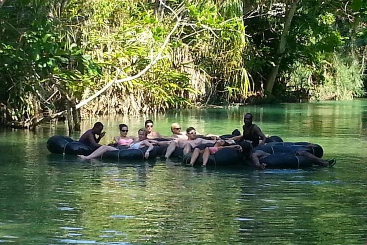 un gruppo di persone che viaggiano su zattere in acqua