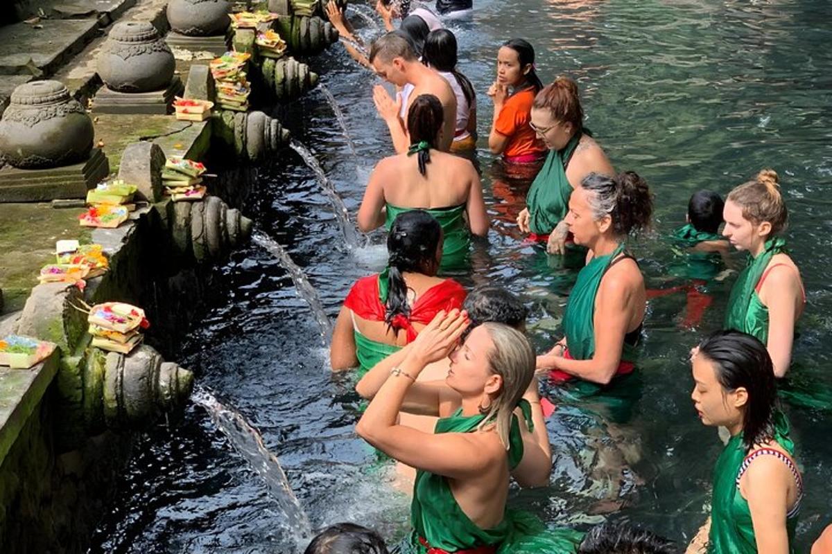 eine Gruppe von Menschen steht im Wasser