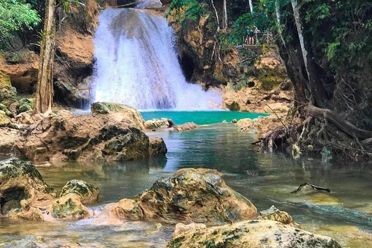 una cascata di fronte a una pozza d'acqua