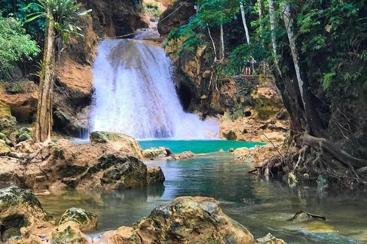 una cascata di fronte a una pozza d'acqua