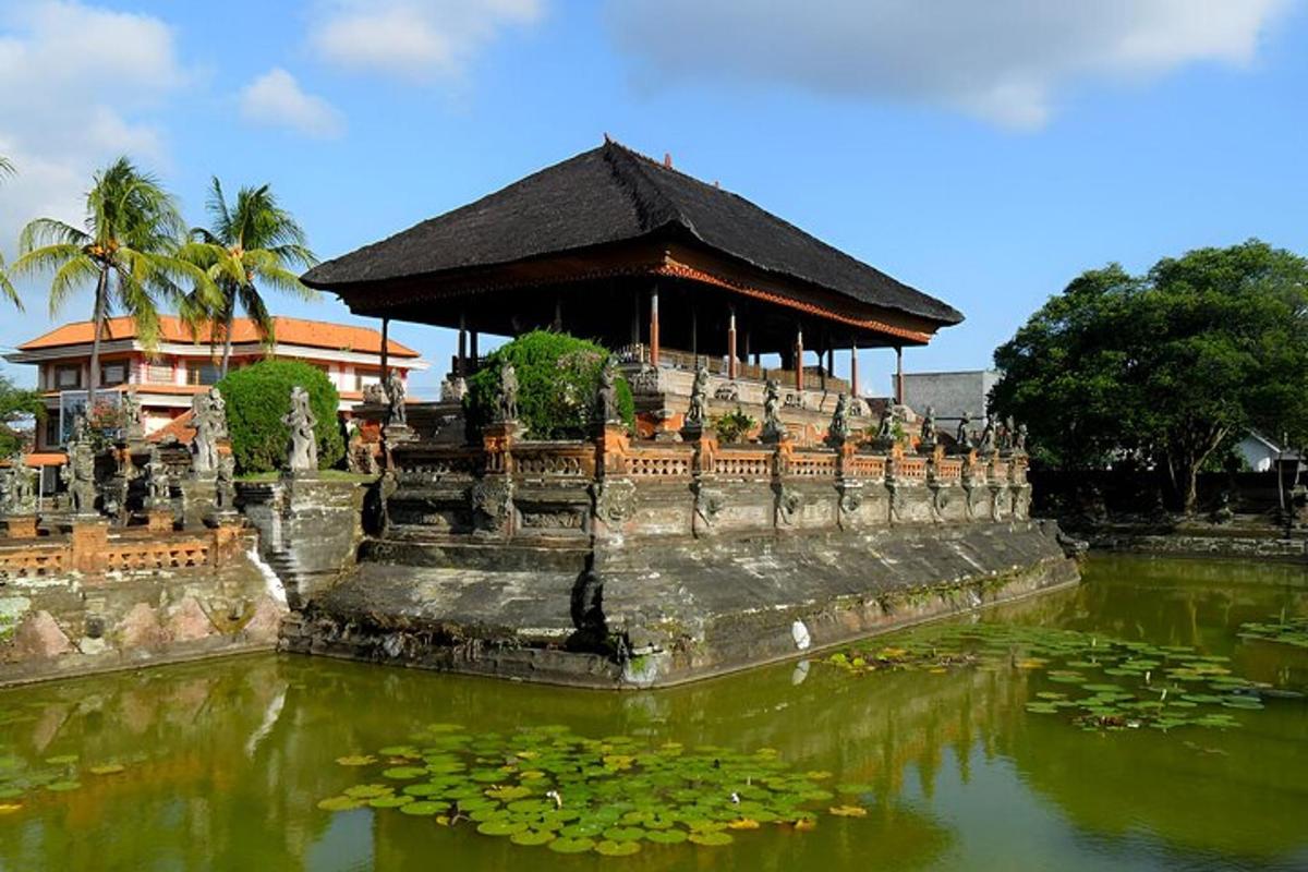 ein Gebäude und ein Teich mit Seerosen im Wasser