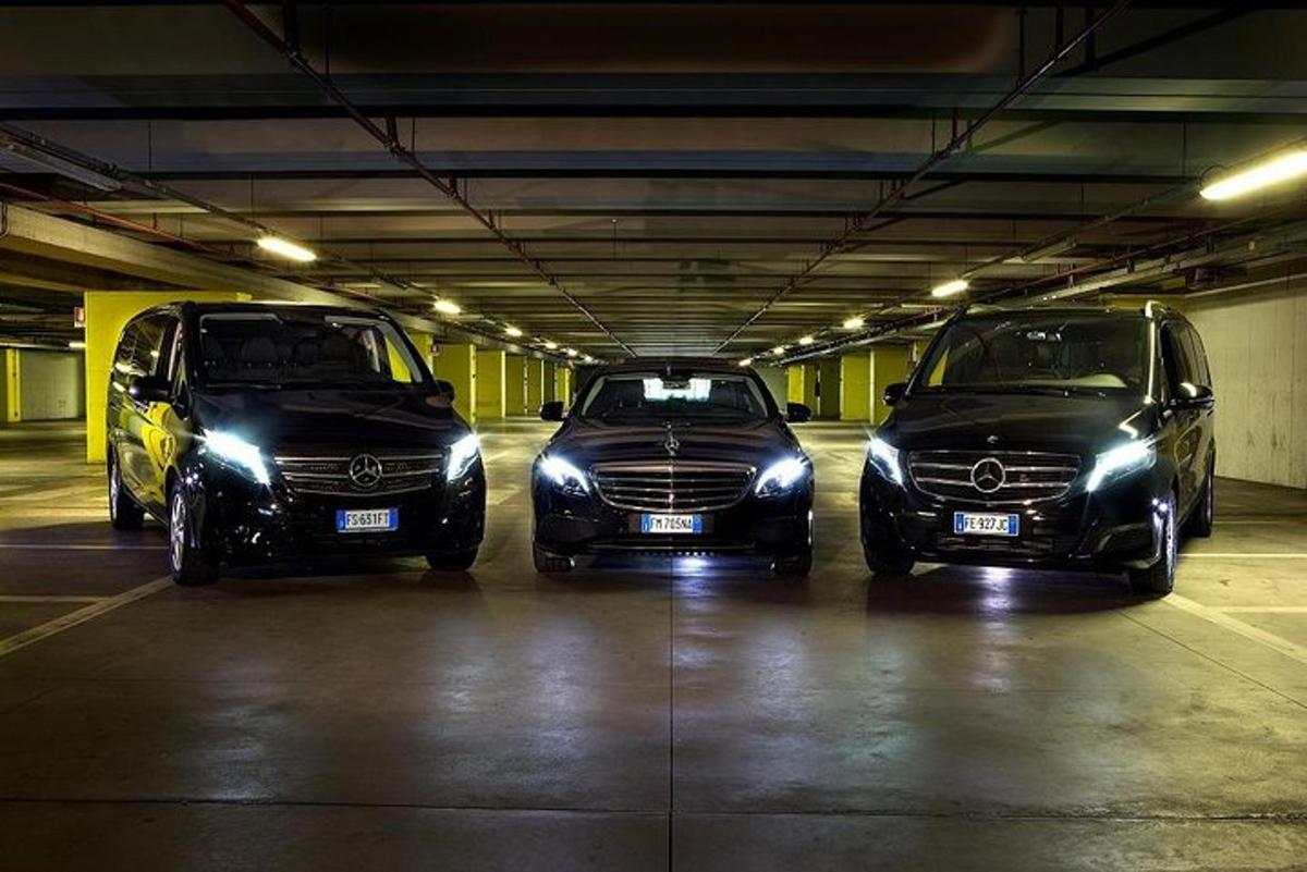 bir otoparkta üç araba park edilmiş