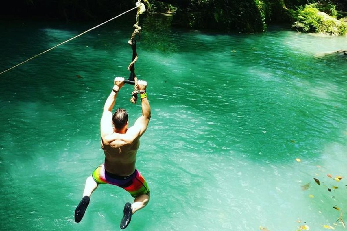 un uomo appeso a una corda nell'acqua