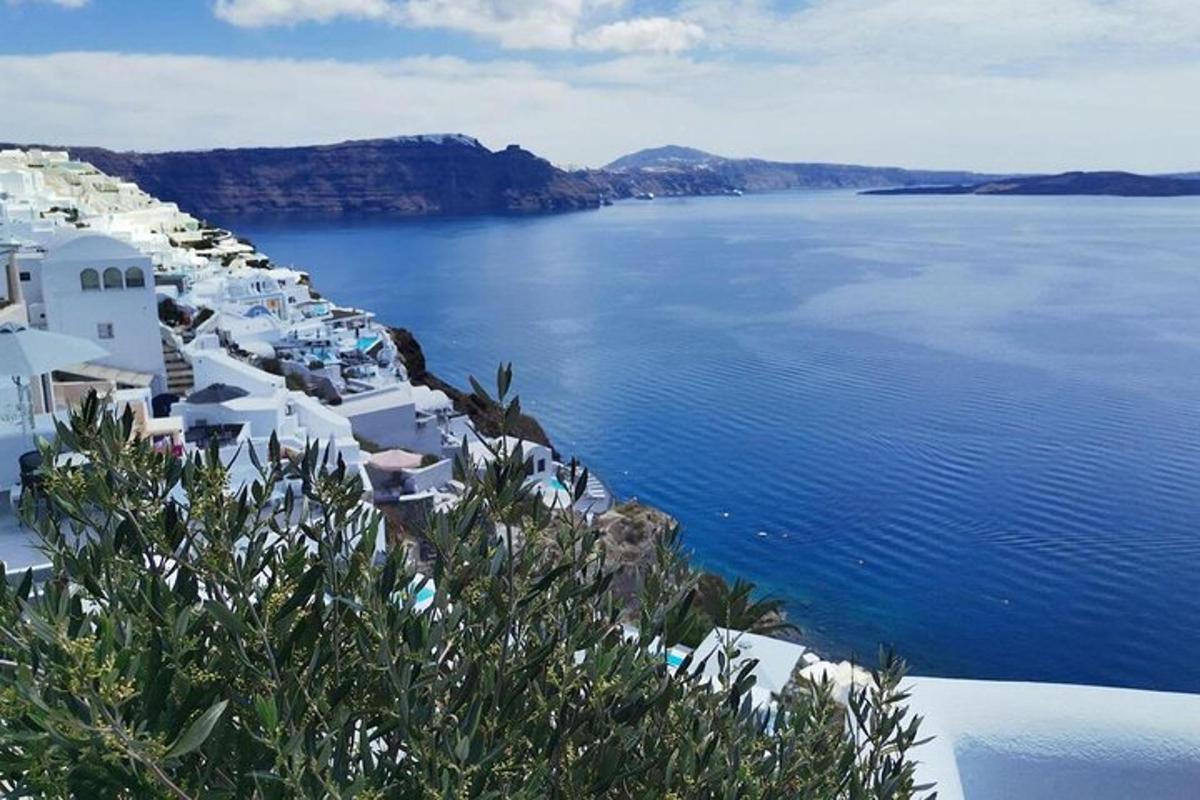 una vista d'una gran massa d'aigua amb edificis blancs