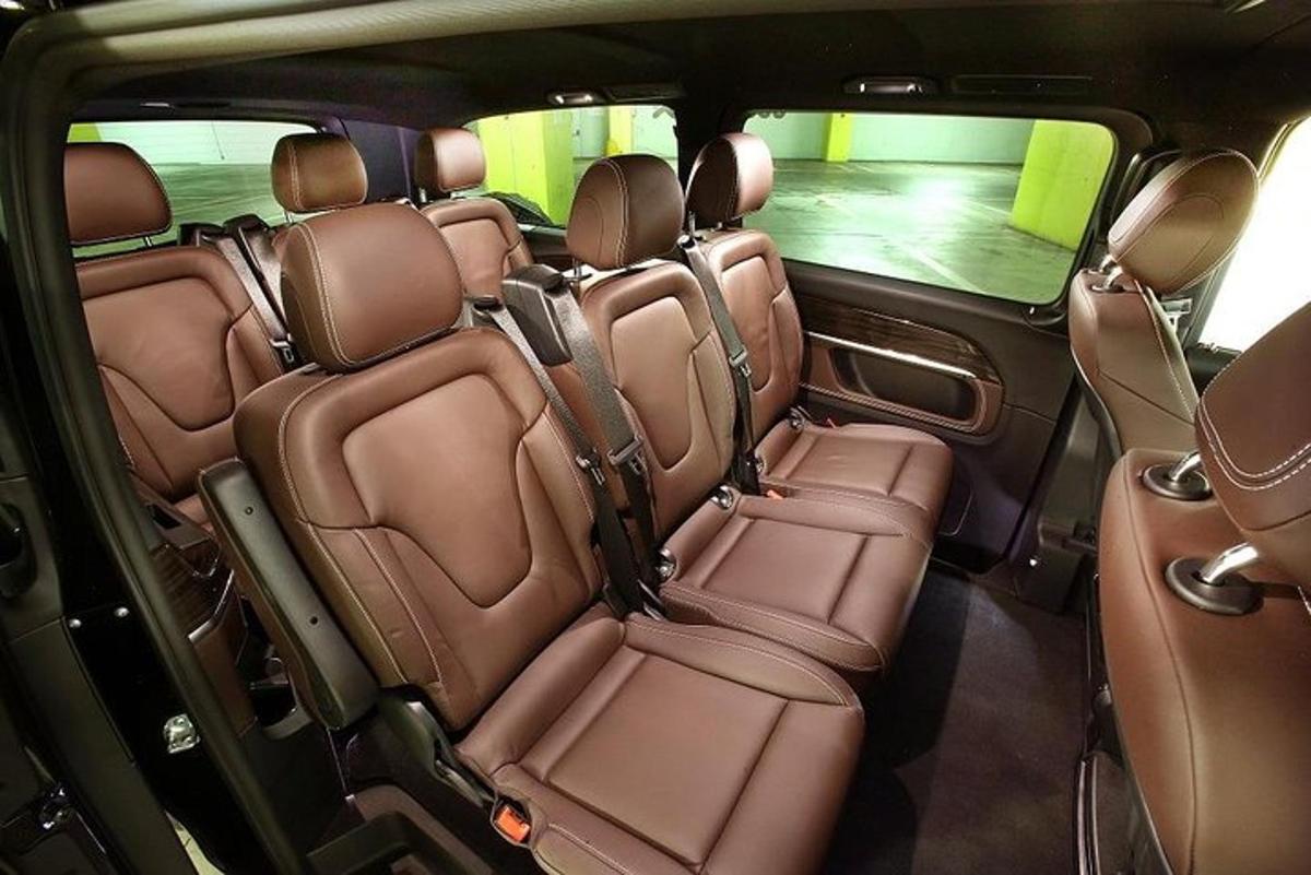 pemandangan tempat duduk belakang kereta