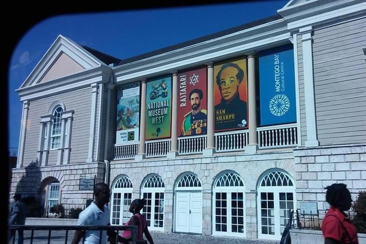 Un edificio con carteles en el costado.