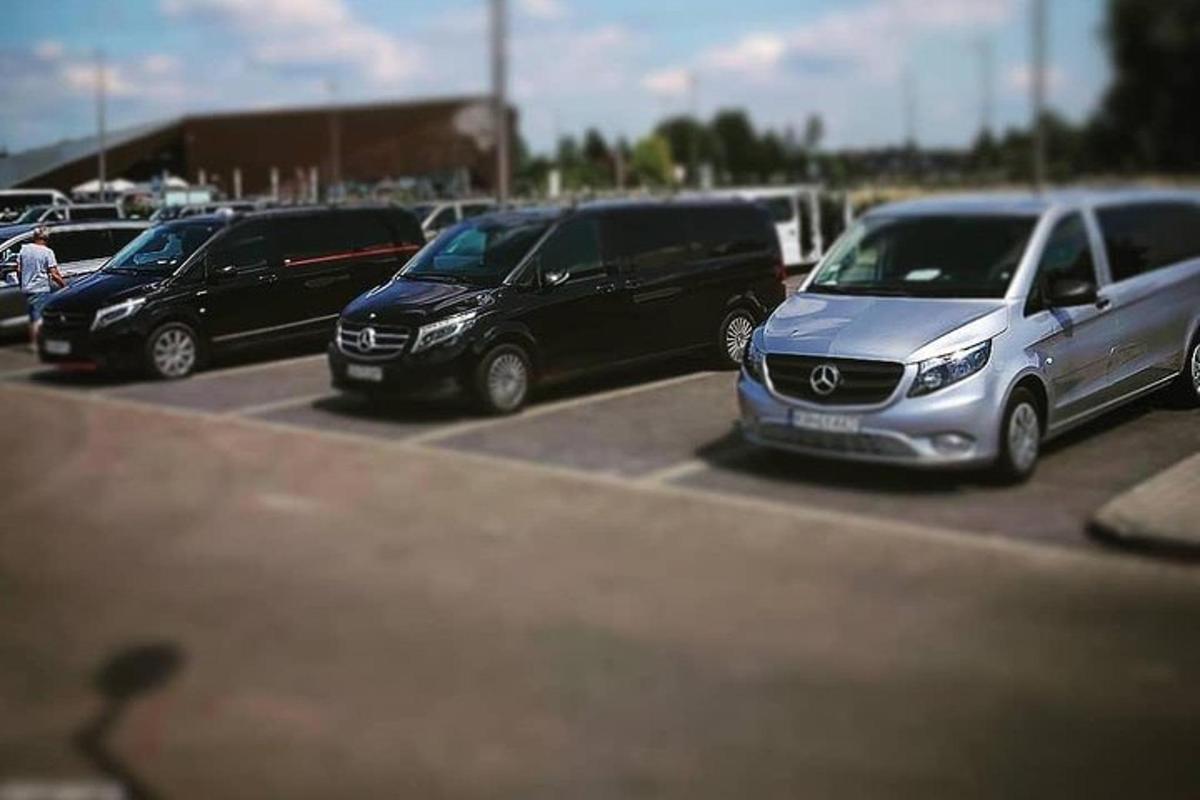 vrsta parkiranih avtomobilov na parkirišču