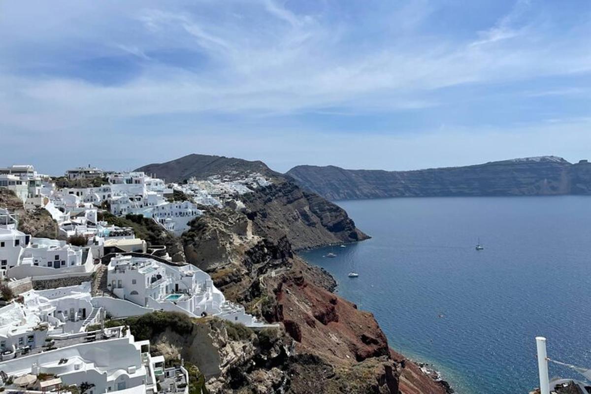 um grupo de edifícios brancos na encosta de uma montanha