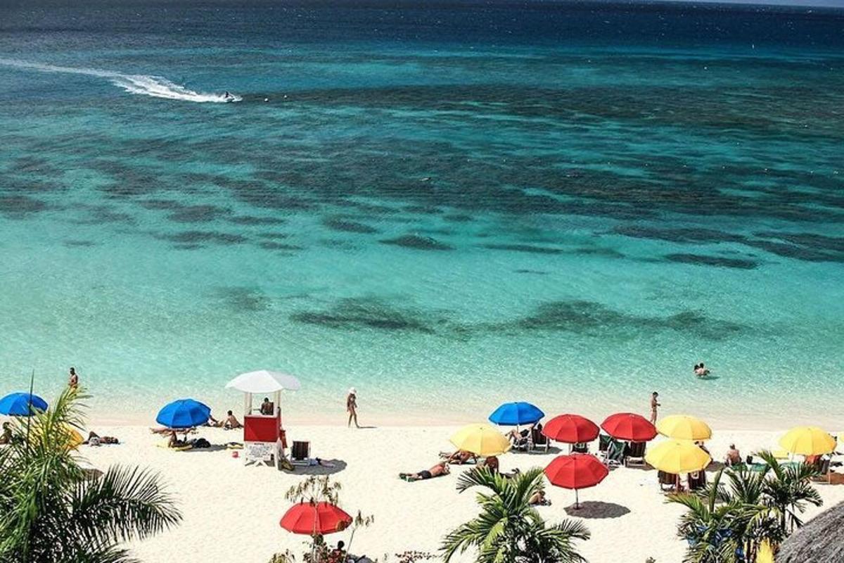 en gruppe mennesker som sitter på en strand med parasoller