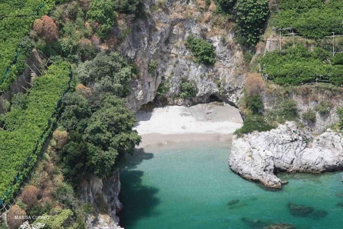 pemandangan udara pantai di gunung