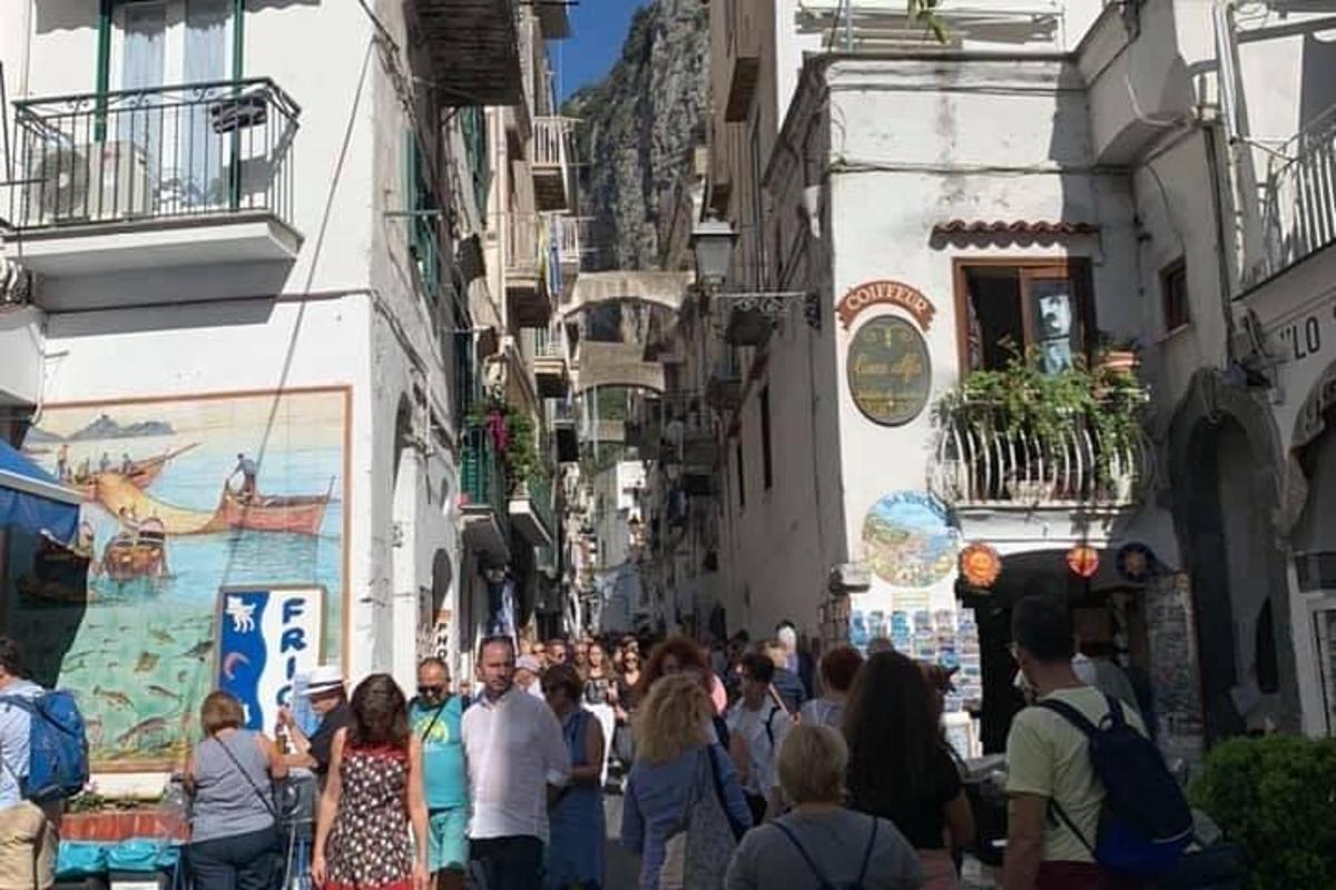 ένα πλήθος ανθρώπων που περπατούν σε έναν δρόμο της πόλης