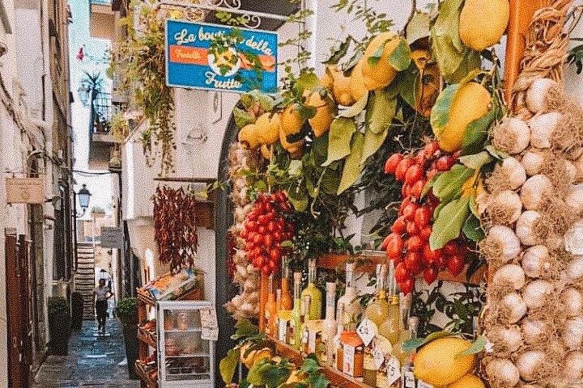 חנות עם פירות וירקות ברחוב
