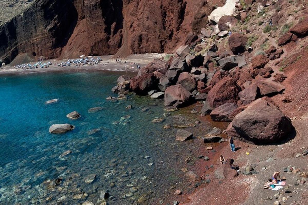 Un grupo de personas de pie en una playa rocosa