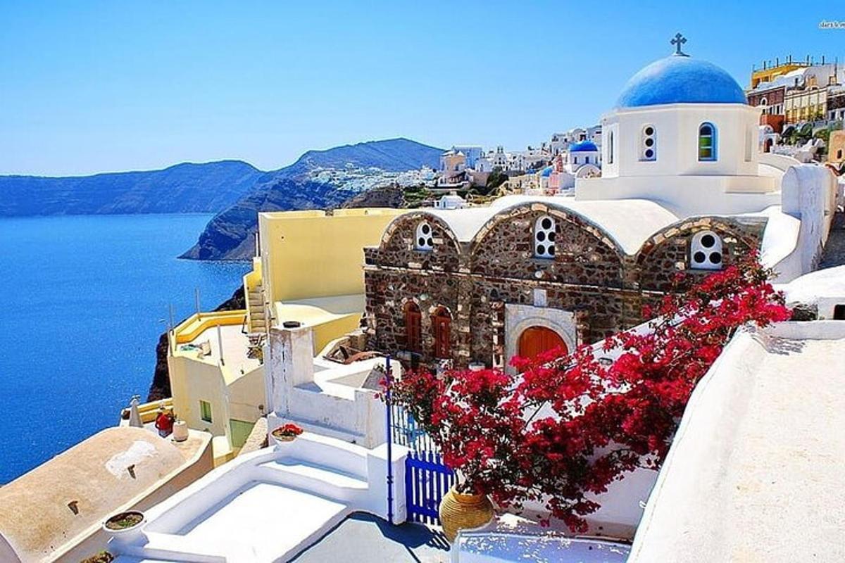 una chiesa sul lato di un edificio con fiori