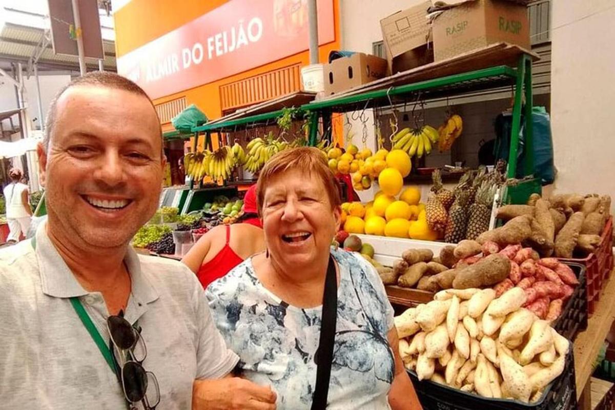 un uomo e una donna in piedi in un mercato