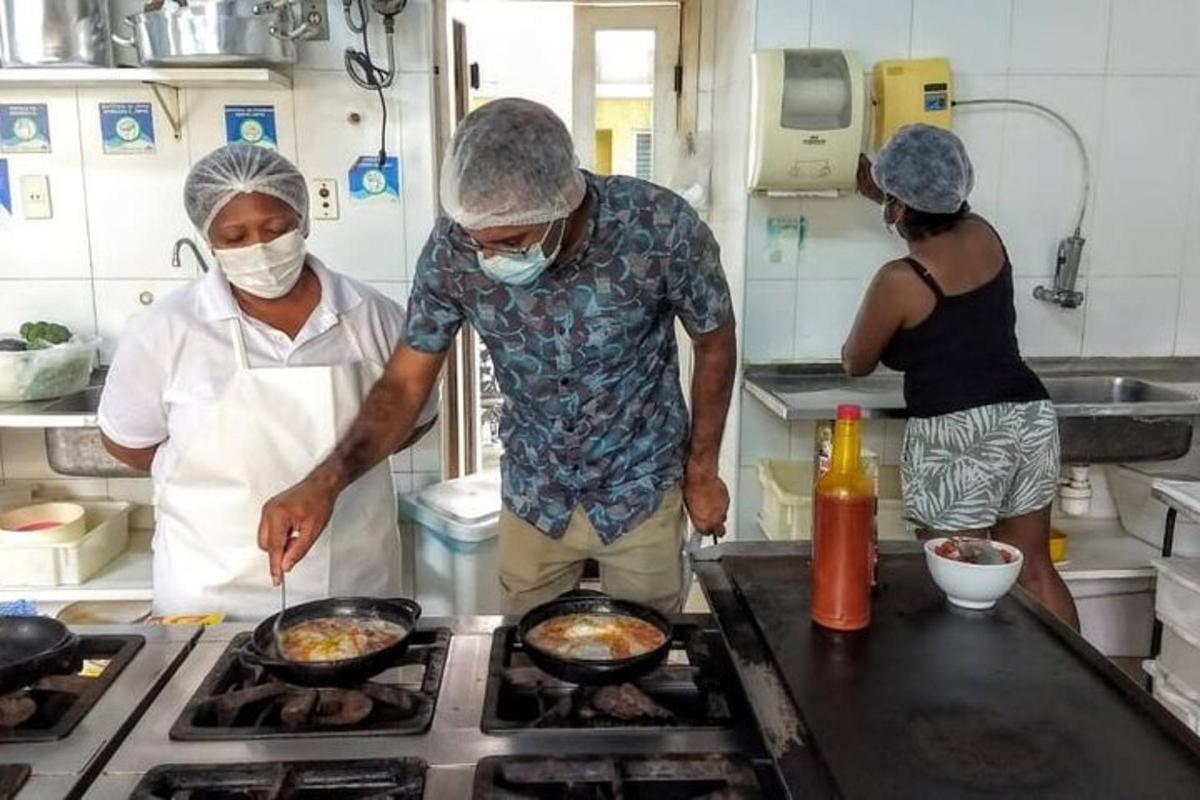 un gruppo di persone in cucina che preparano il cibo