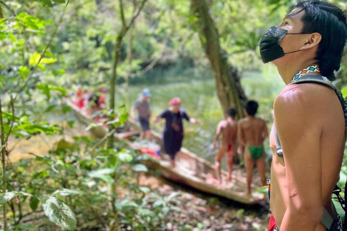 un uomo con una maschera sul viso in piedi in una foresta