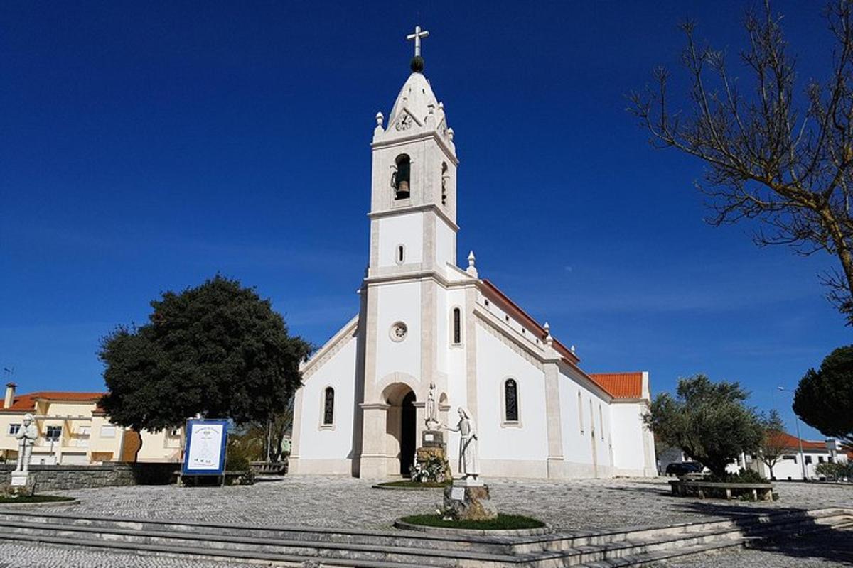 biely kostol s krížom na vrchole