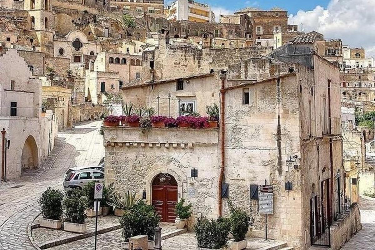 un edifici antic amb flors al vessant d'una muntanya