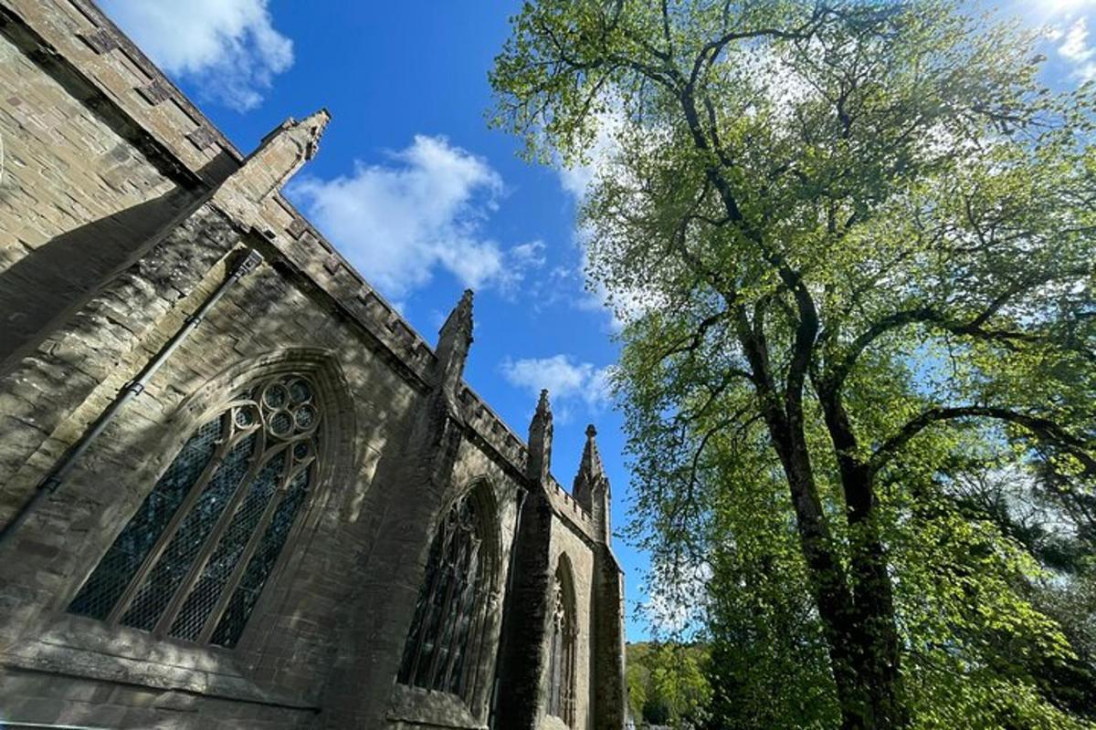 una vecchia chiesa con un albero di fronte
