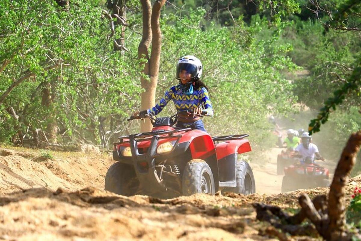 inimene sõidab ATV-ga kruusateel