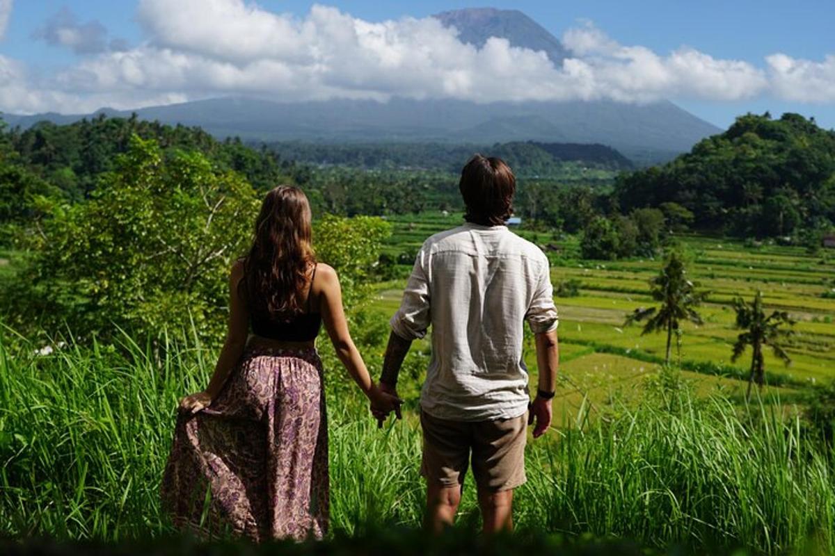 un uomo e una donna in piedi in un campo che si tengono per mano