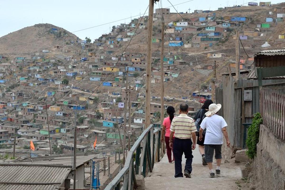 Un grupo de personas caminando por un puente sobre una montaña.