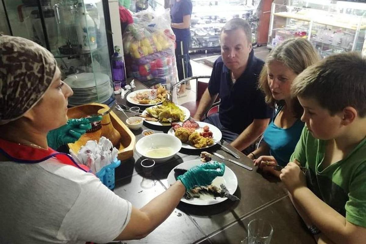 un grup de oameni care stau la o masă și mănâncă