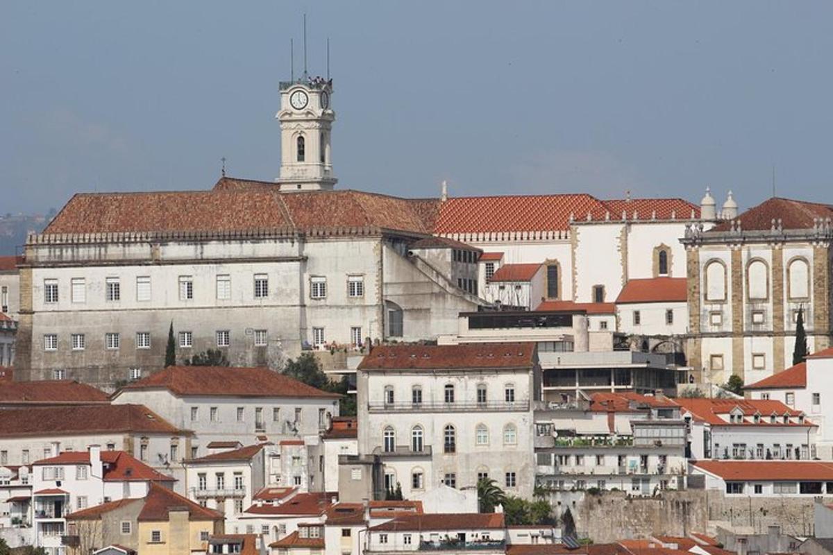 un grupo de edificios con una torre de reloj en la parte superior