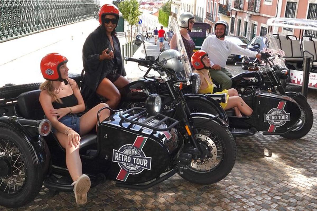 sekelompok orang mengendarai sepeda motor di jalan